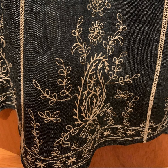 Liz Claiborne denim skirt with tan embroidery. - Picture 3 of 4